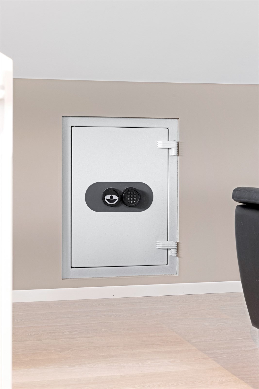 Det er montert safe i knevegg. Galleribilde
