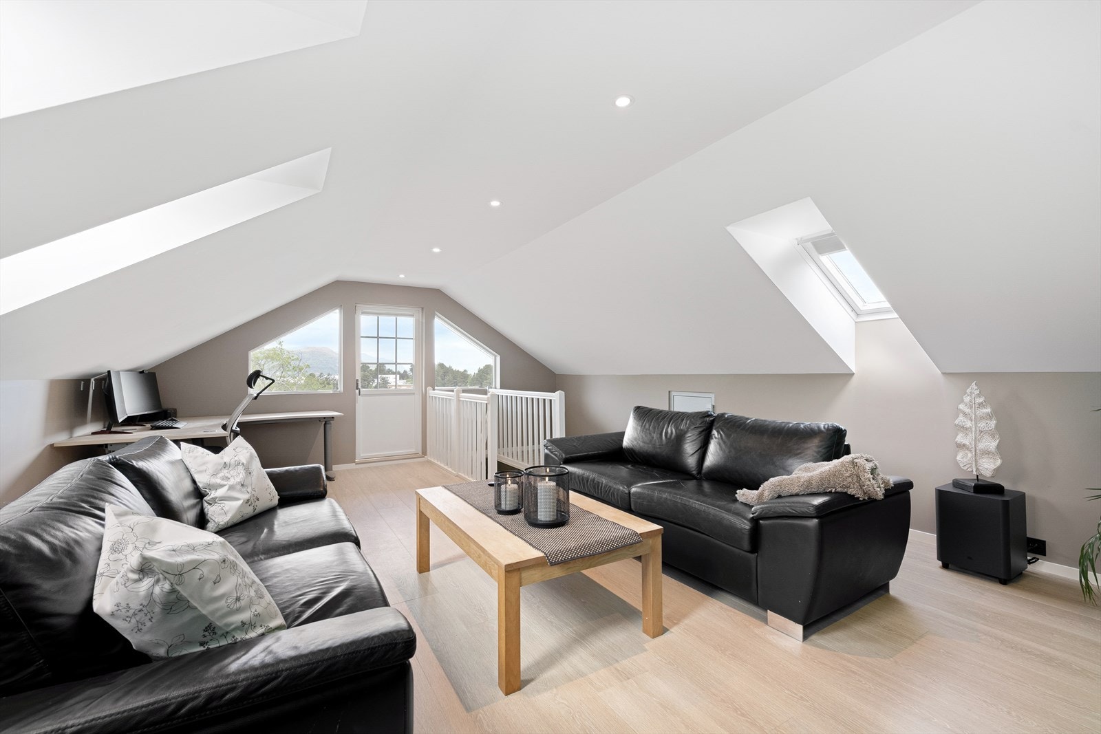 Utgang fra etasjen til vestvendt overbygget veranda. Galleribilde