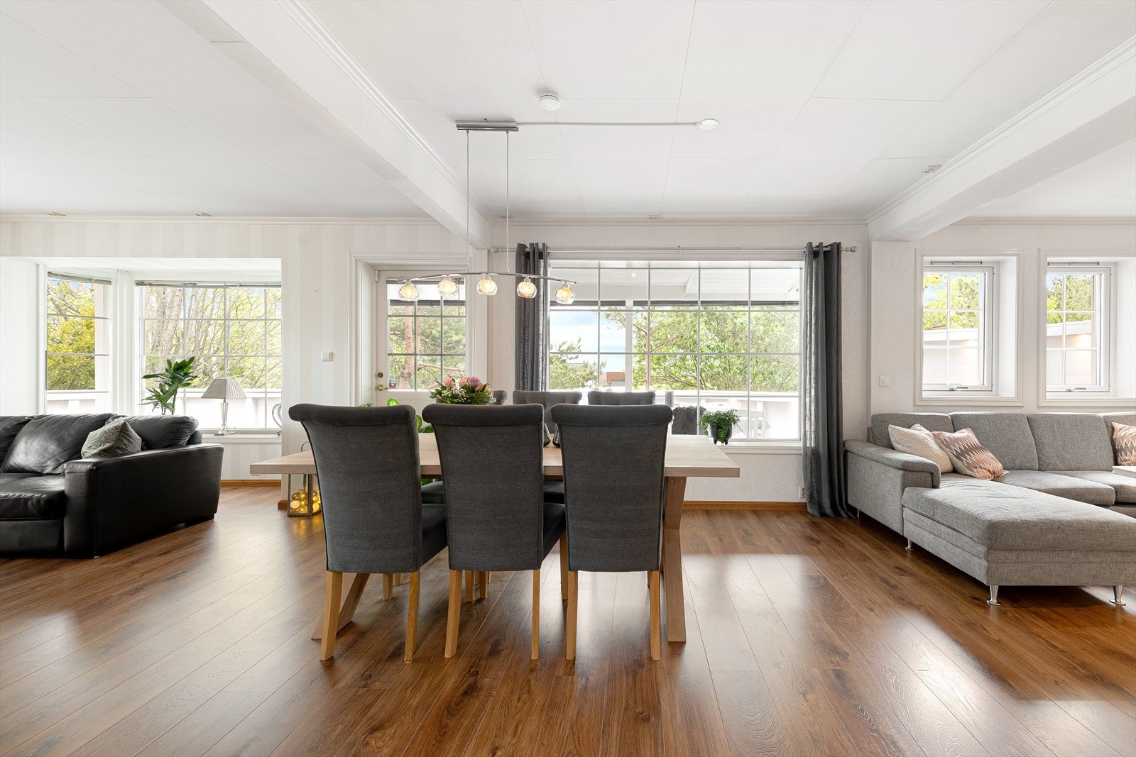 Utgang fra stue til sydvendt terrasse. Galleribilde