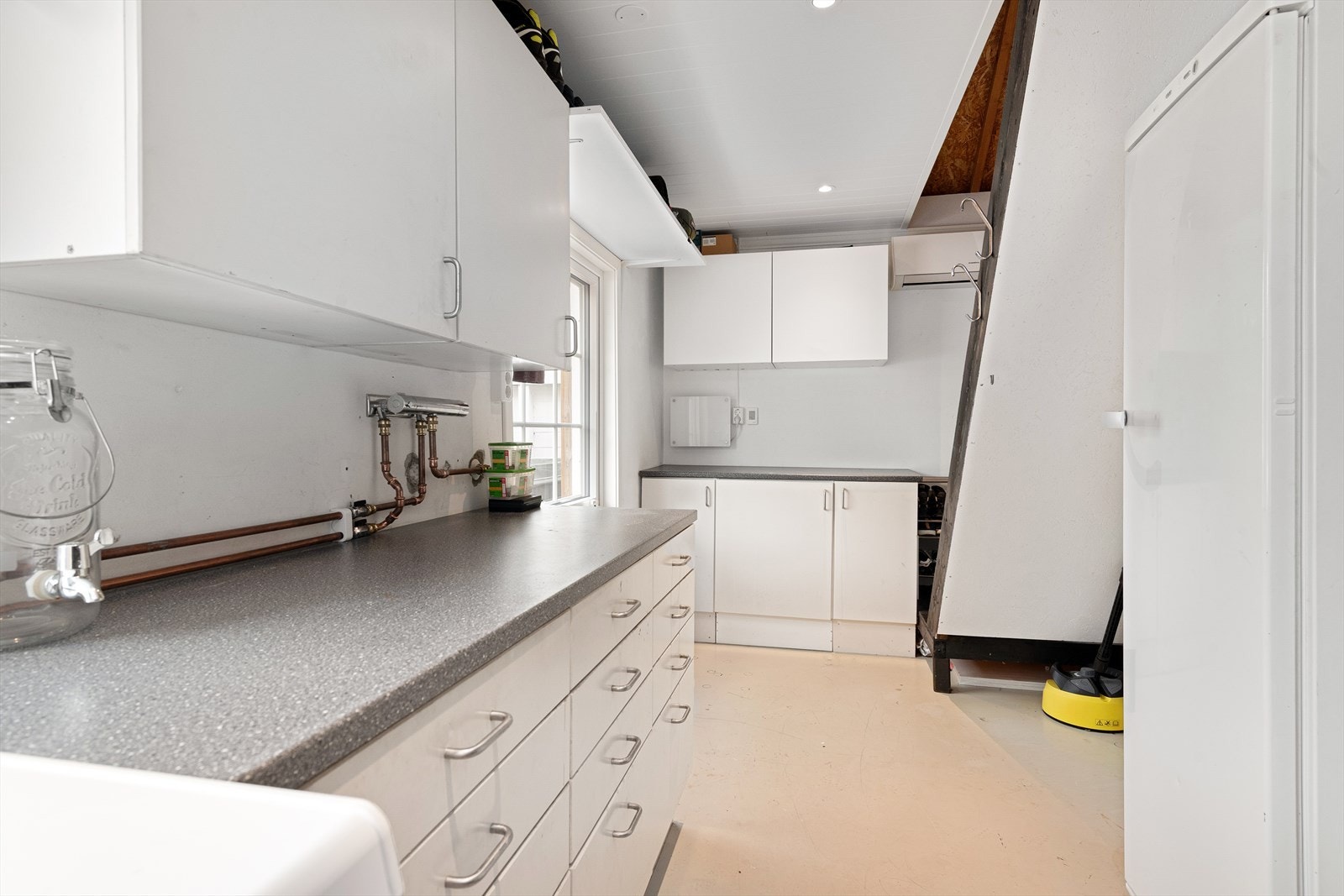 Det er utgang via dører fra garasjen, både mot syd og vest. Galleribilde