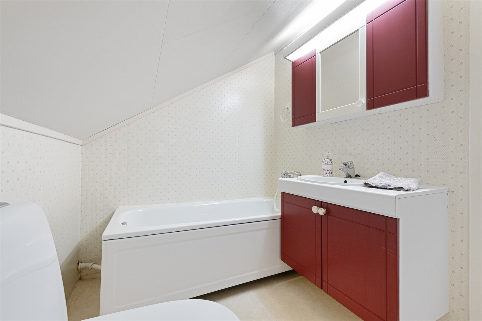 Badet i soveromsfløyen har badekar, innredning m/servant og wc. Galleribilde