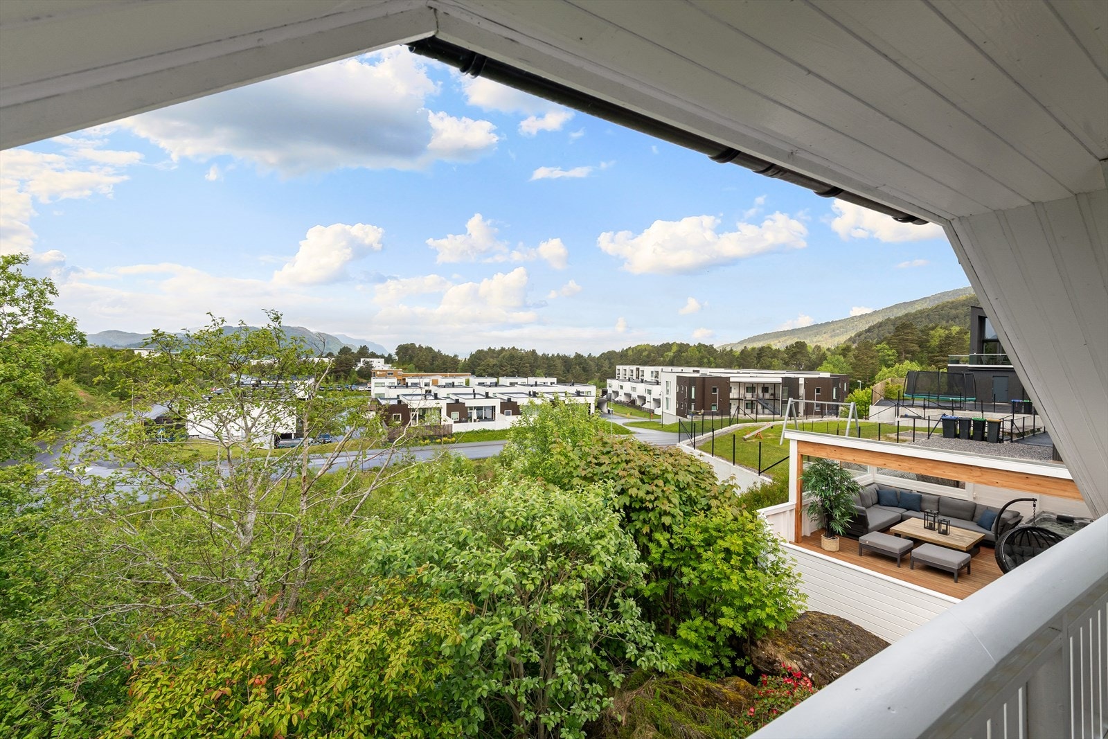 Fra overbygget balkong har man utsikt mot vest og mot terrassearealene i hovedetasjen. Galleribilde