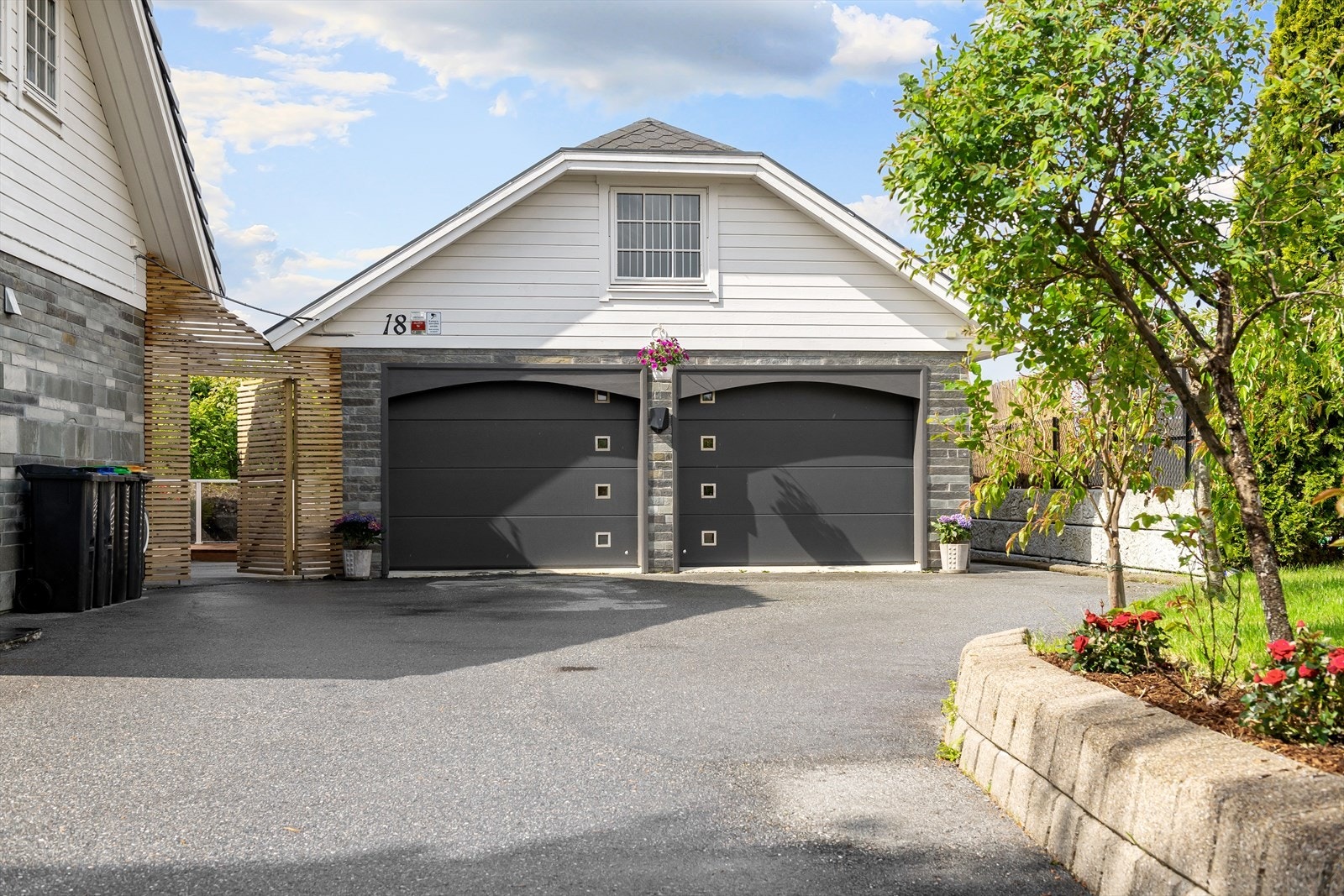 På gårdsplassen er det rikelig med biloppstillingsplasser. Galleribilde