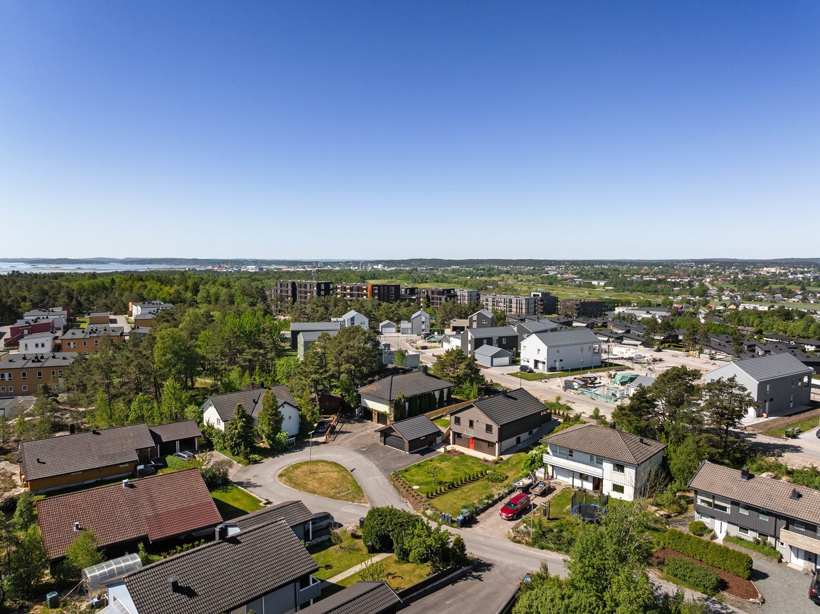 Åslia er uten gjennomkjøringsmulighet og har et rolig, barnevennlig miljø. Til sentrum og togstasjon tar det et knapt kvarter å sykle. Galleribilde