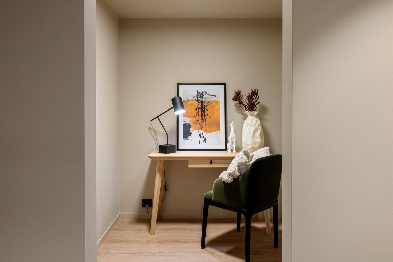 Rommet på ca. 4 kvm. med åpen tilknytning til underetasjens gang. Galleribilde
