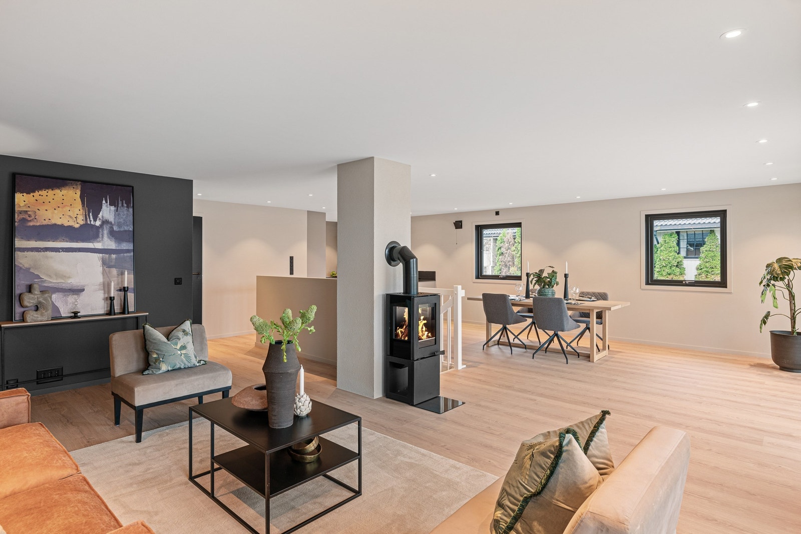 I stuen får familien stor plass til felles opphold. Legg merke til gangareal på alle trappens sider. Galleribilde