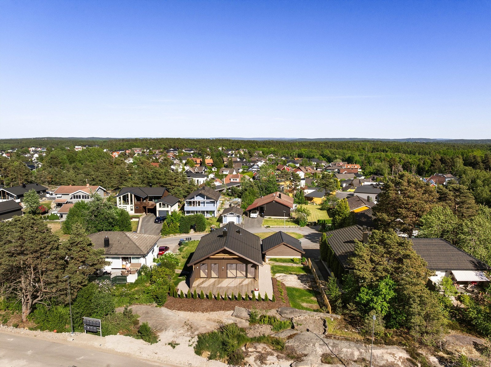 Blant den etablerte boligbebyggelsen på Moen er denne attraktiv beliggende i vestre og ytre rekke - tett på marka. Galleribilde