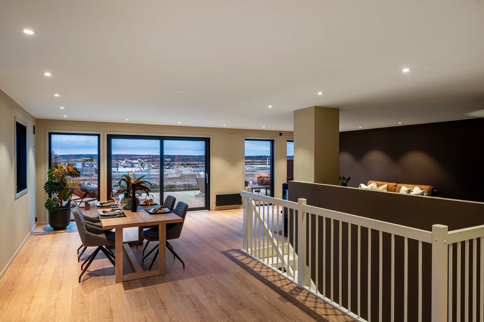 Etter møysommelig renovering har boligen moderne standard og et delikat, helhetlig uttrykk. Galleribilde