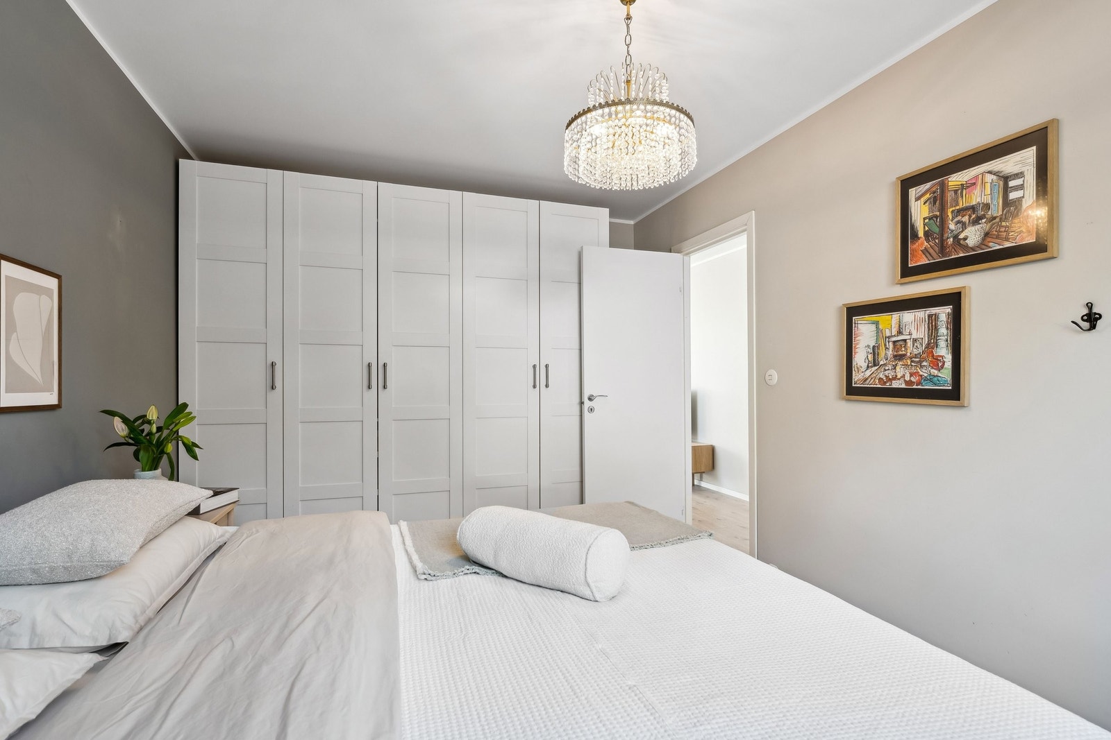 God plass til stor garderobe Galleribilde