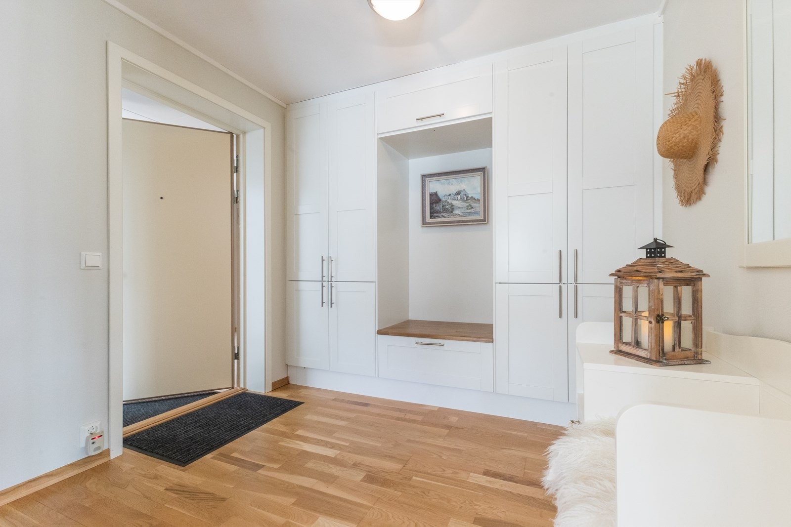 Velkommen inn! Det første du møter er en romslig entré med god plass for oppbevaring av yttertøy. Galleribilde