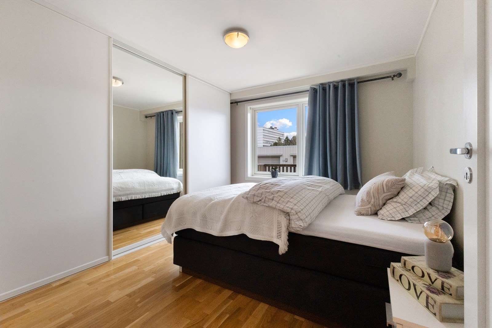 Hovedsoverommet er romslig med en stor skyvedørsgarderobe og god plass for dobbeltseng. Galleribilde