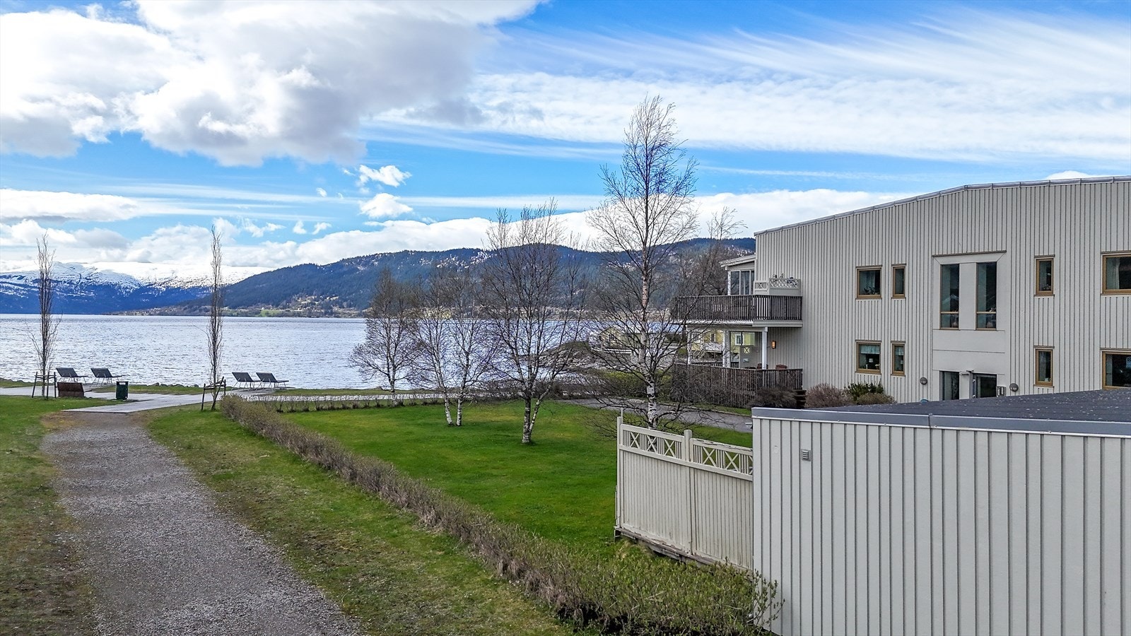 Leiligheten ligger flott til på Moholmen i et godt etablert borettslag. Det er også en felles terrasse som andelseierne kan bruke fritt. Galleribilde