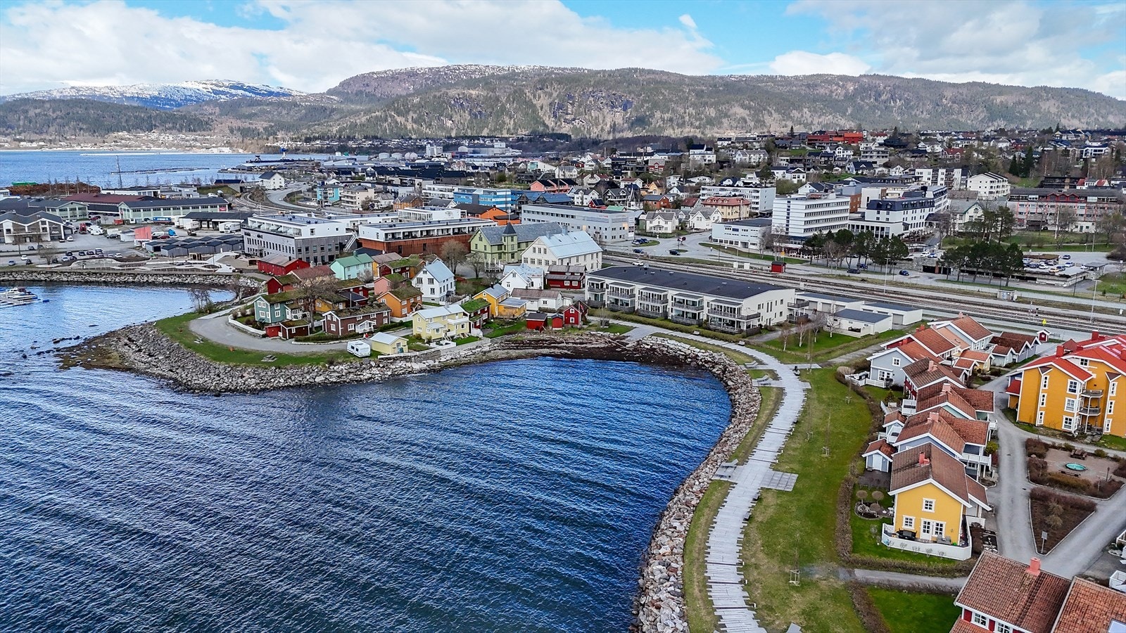 Det medfølger egen garasjeplass i rekken. Den er 29m² og består av garasjerom og bod i bakkant. Galleribilde