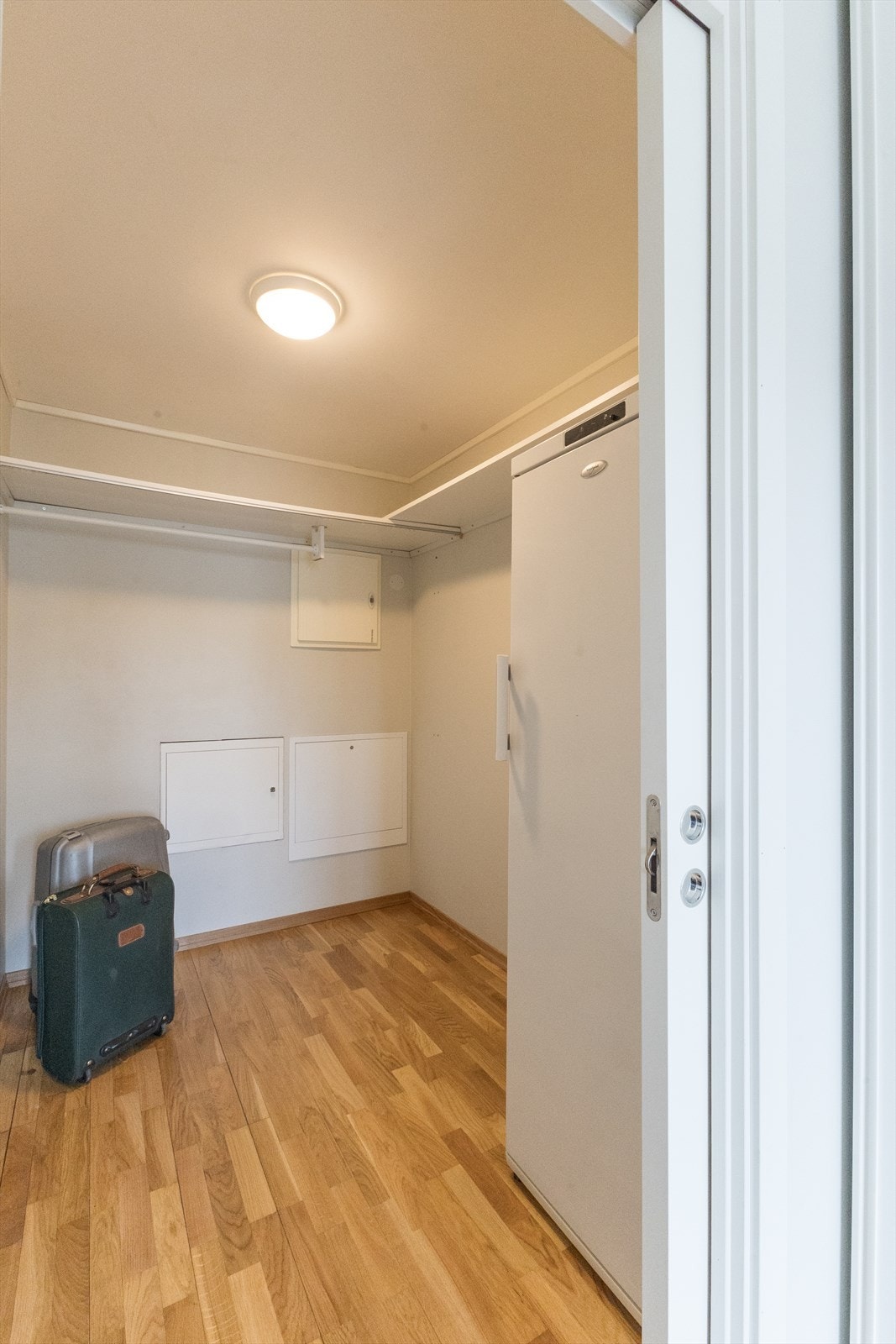 Fra soverommet har du adkomst til en praktisk bod/walk-in-closet. Galleribilde