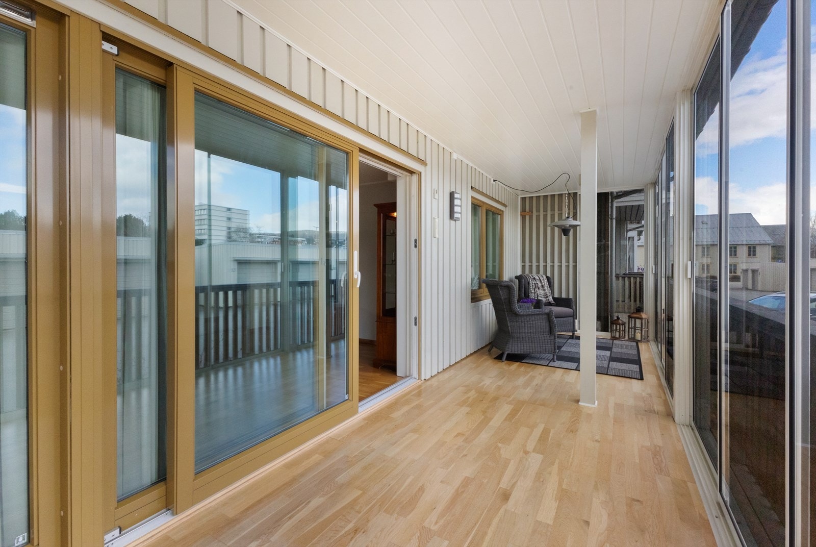 Den innglassede delen er på 16m². Her er det behagelig å sitte ute i ruskevær med varmelampen på. Galleribilde