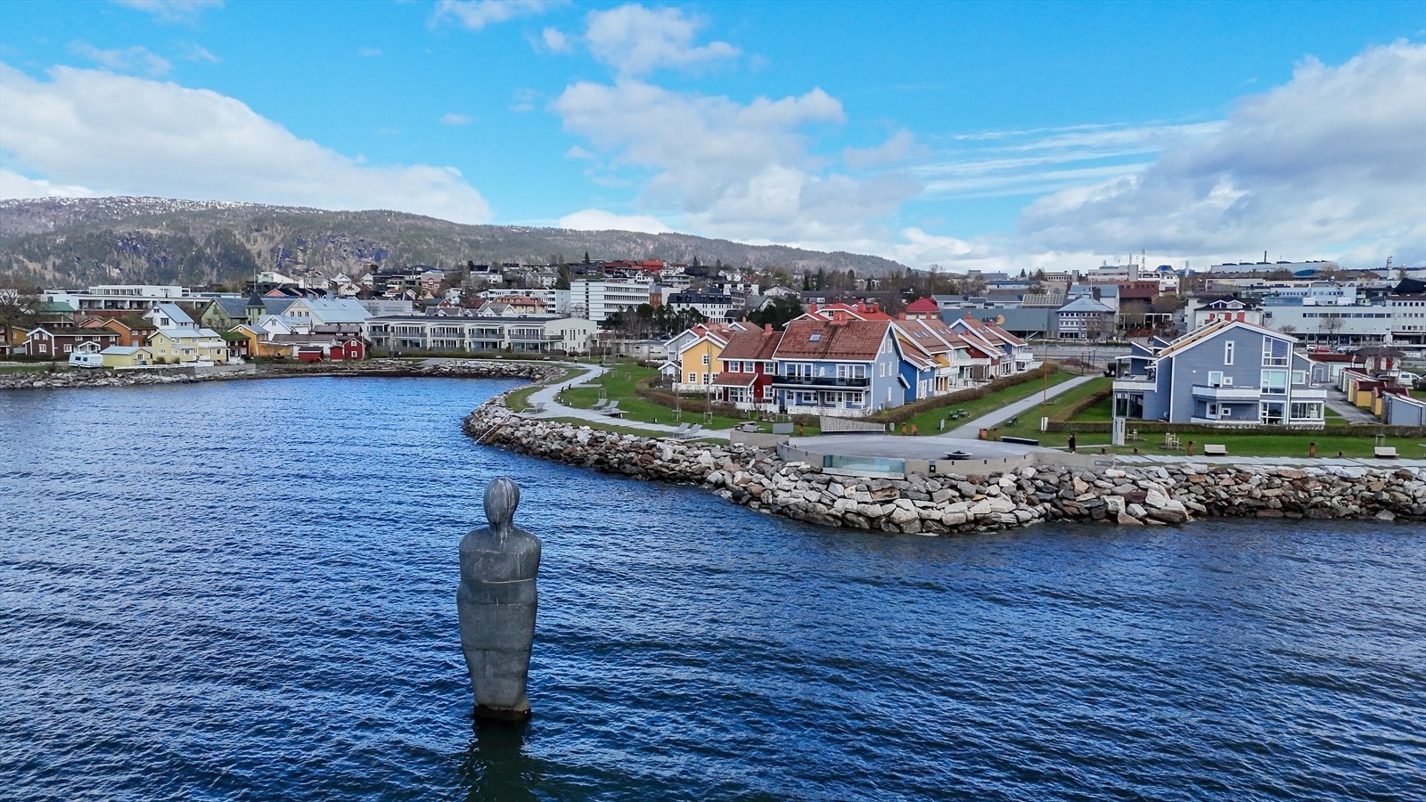 Du har utsikt mot havmannen når du sitter på balkongen til leiligheten. Galleribilde