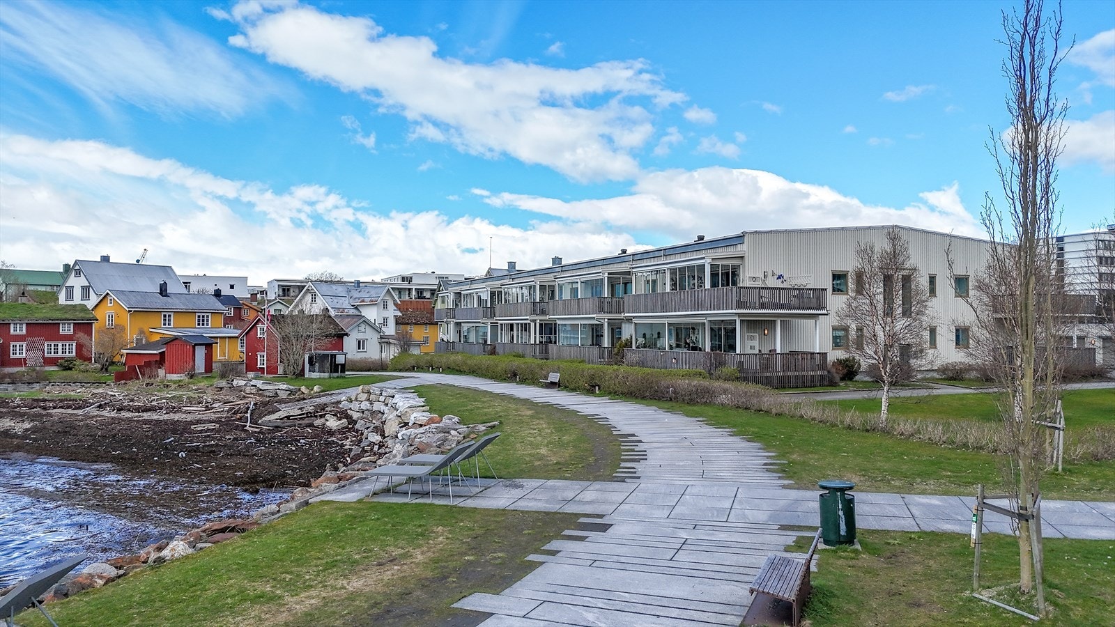 Bor man her, er man så heldig å ha den nydelige strandpromenaden som nærmeste nabo. Galleribilde