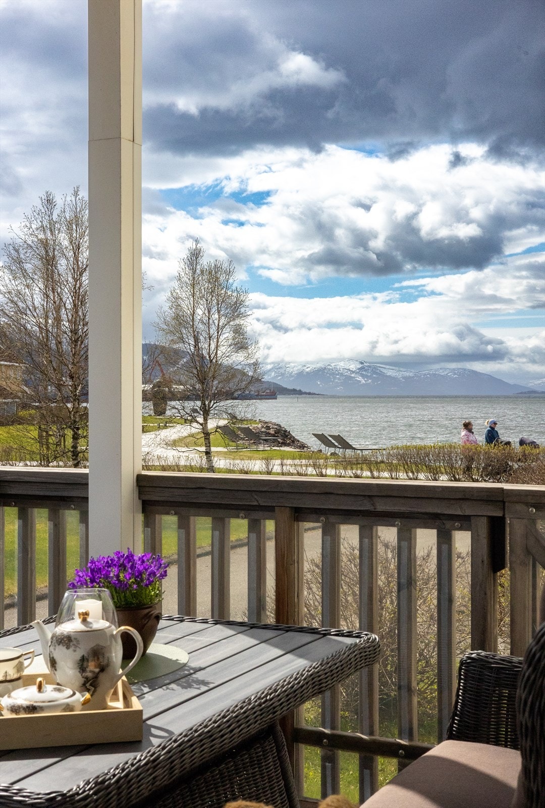 Idyllisk å kan sitte på balkongen og nyte utsikten, høre lyden fra bølgeskvulp og titte på folket som går den fine strandpromenaden. Galleribilde
