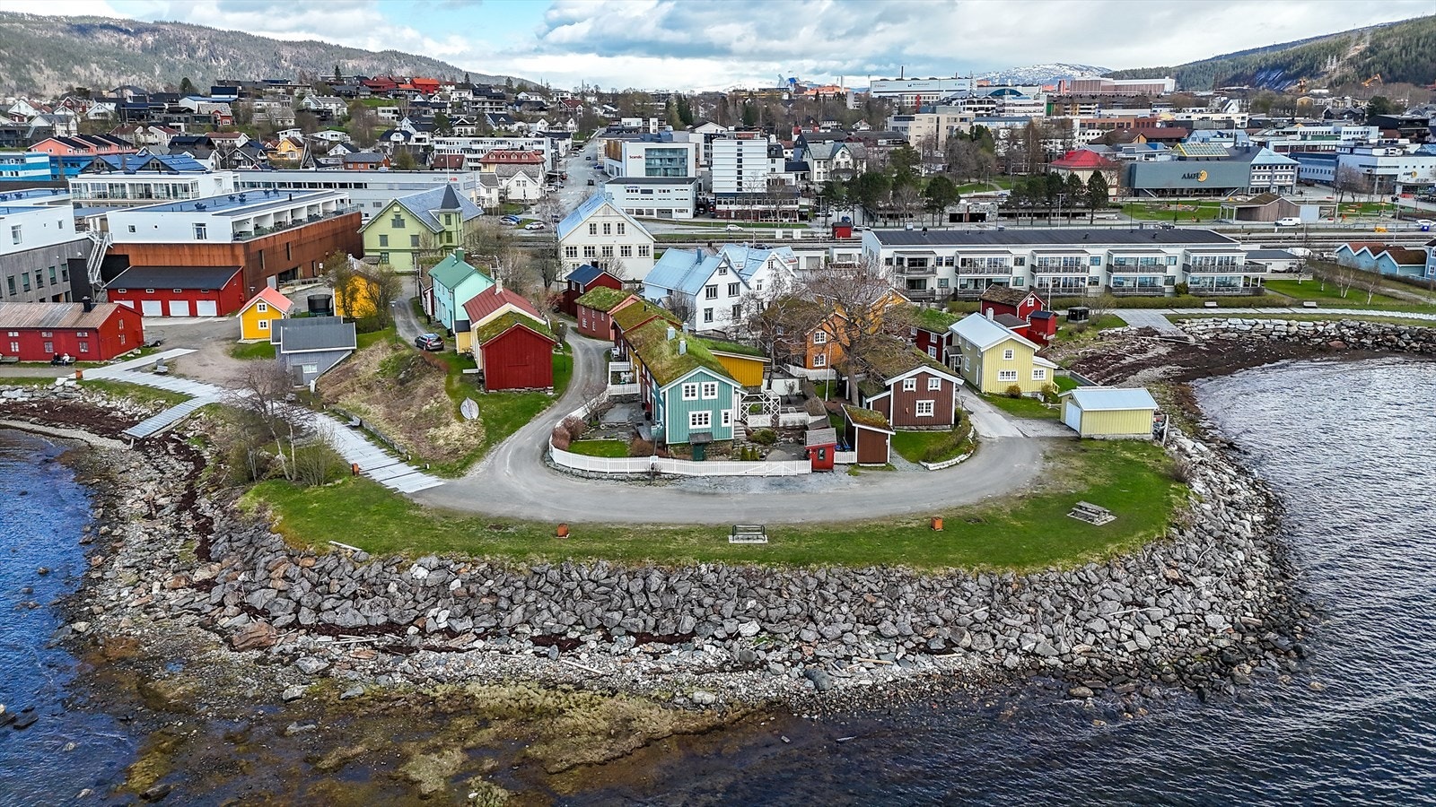 Moholmen er den eldste bydelen i Mo i Rana og består av godt bevarte, restaurerte og bebodde bolighus. Galleribilde