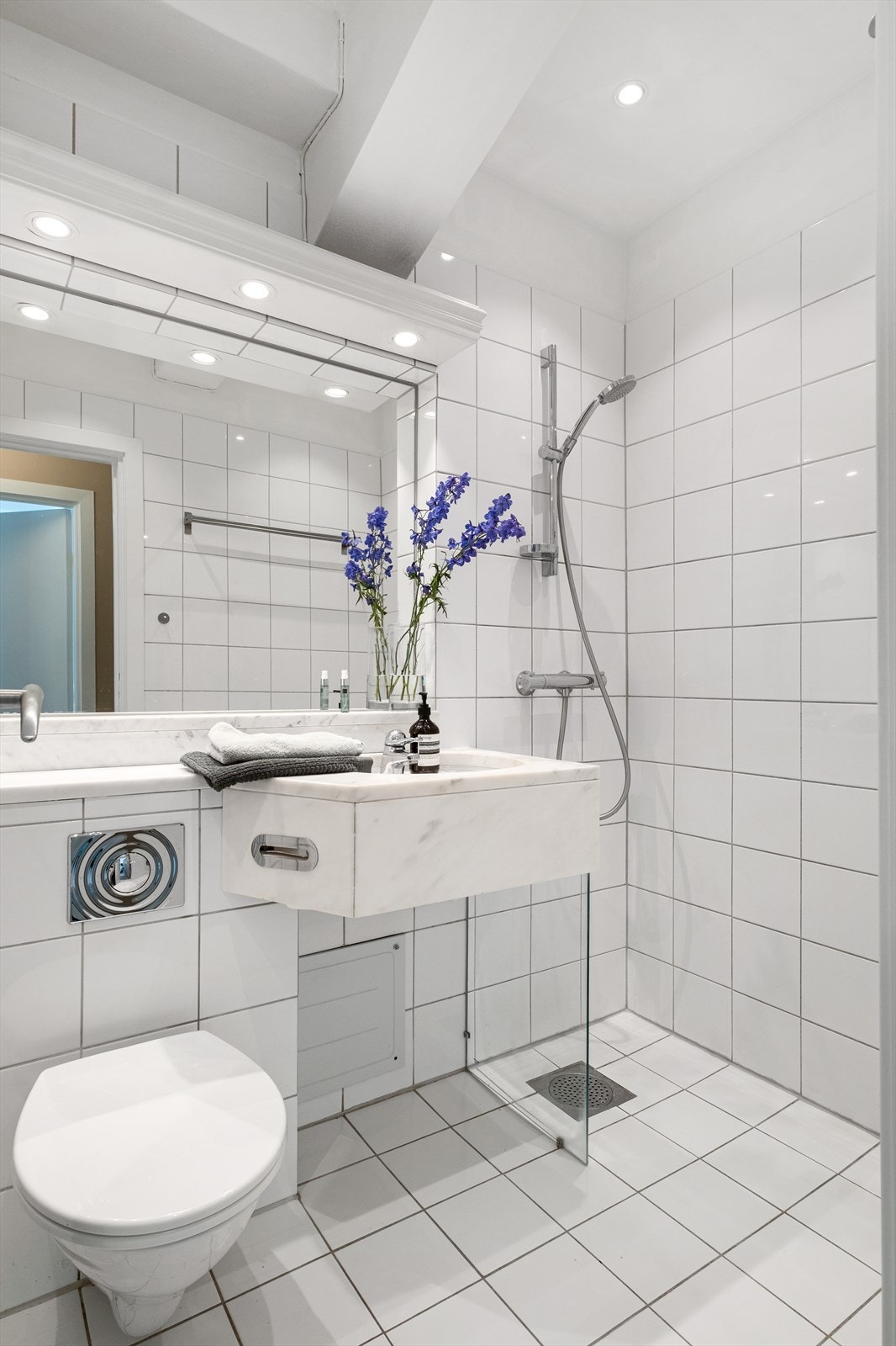 Pent og innbydende bad med dusjhjørne og vegghengt wc Galleribilde