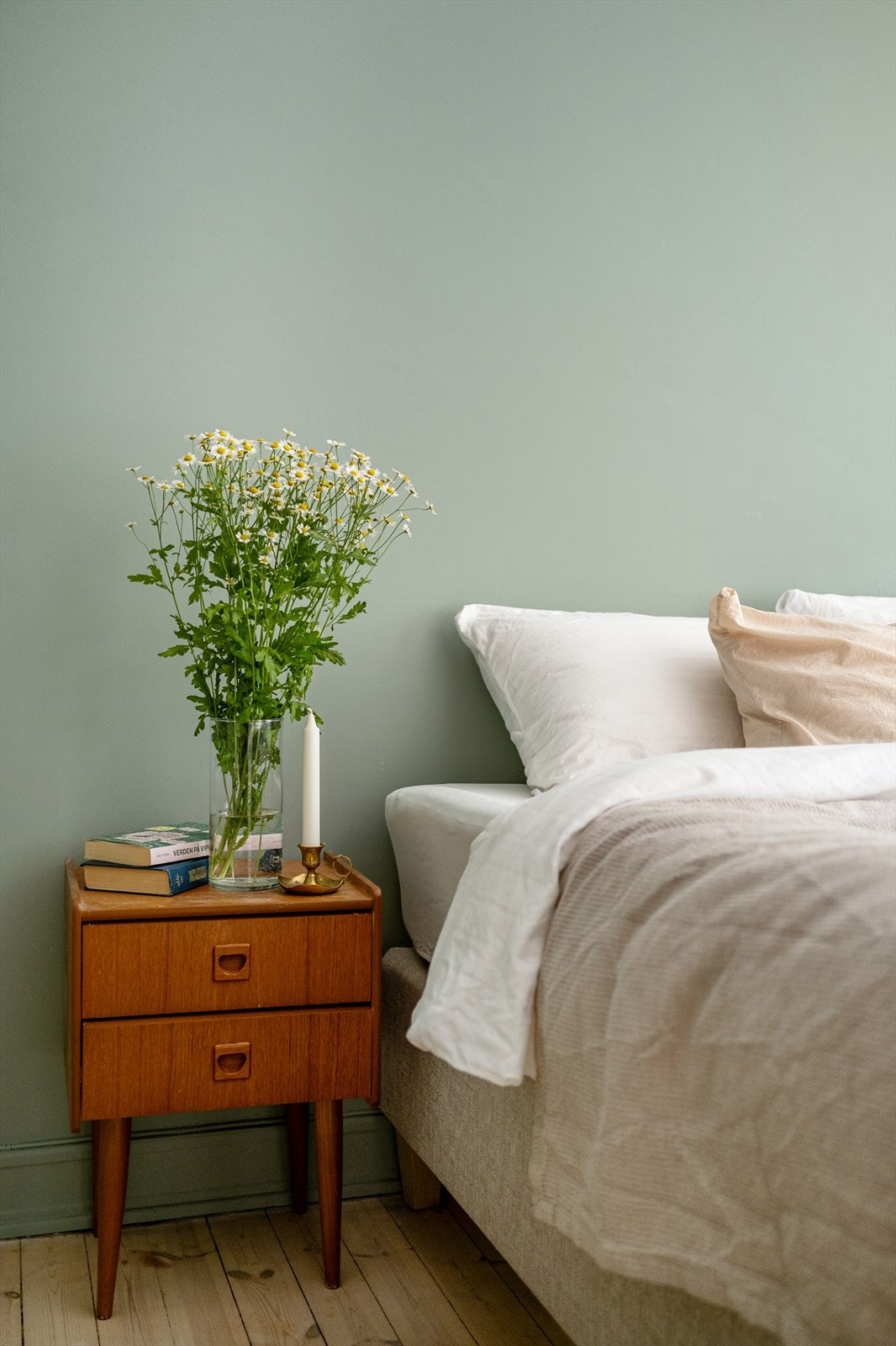 Hovedsoverom vender mot rolig bakgård Galleribilde