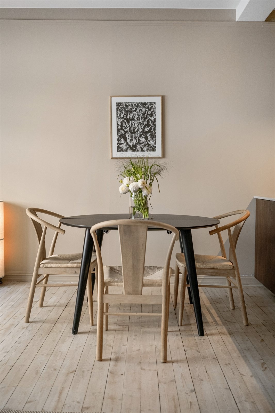 Det er plass til et hyggelig spisebord Galleribilde