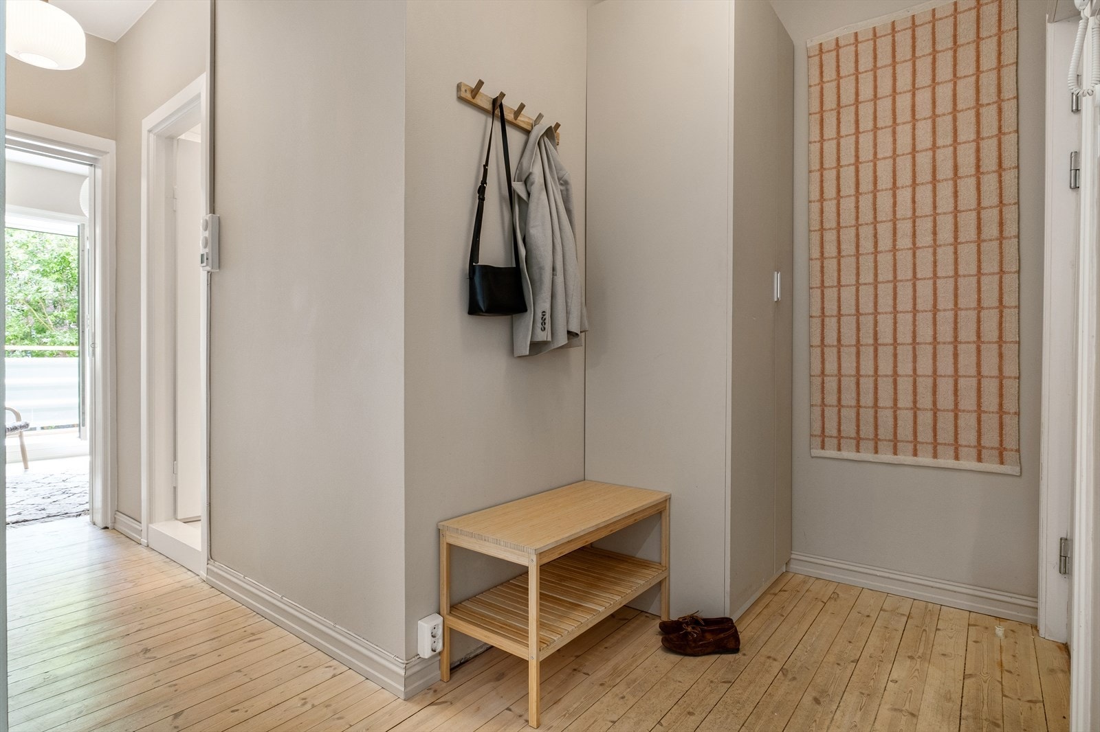 Lys og innbydende entré som gir et godt førsteinntrykk av leiligheten. God plass til sko og yttertøy Galleribilde