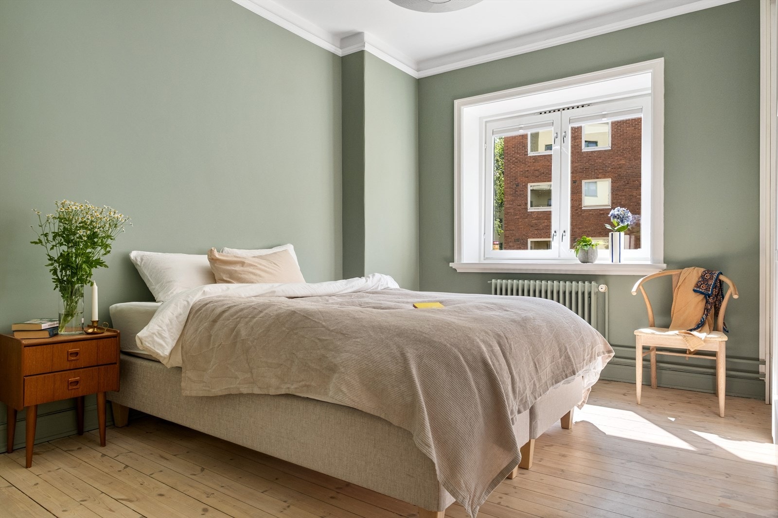 Romslig hovedsoverom med nydelige lysforhold Galleribilde