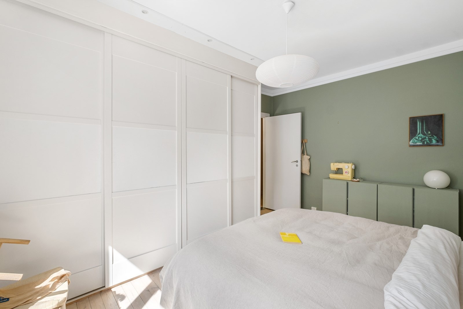 Stor garderobeløsning med ny innredning fra 2023 Galleribilde