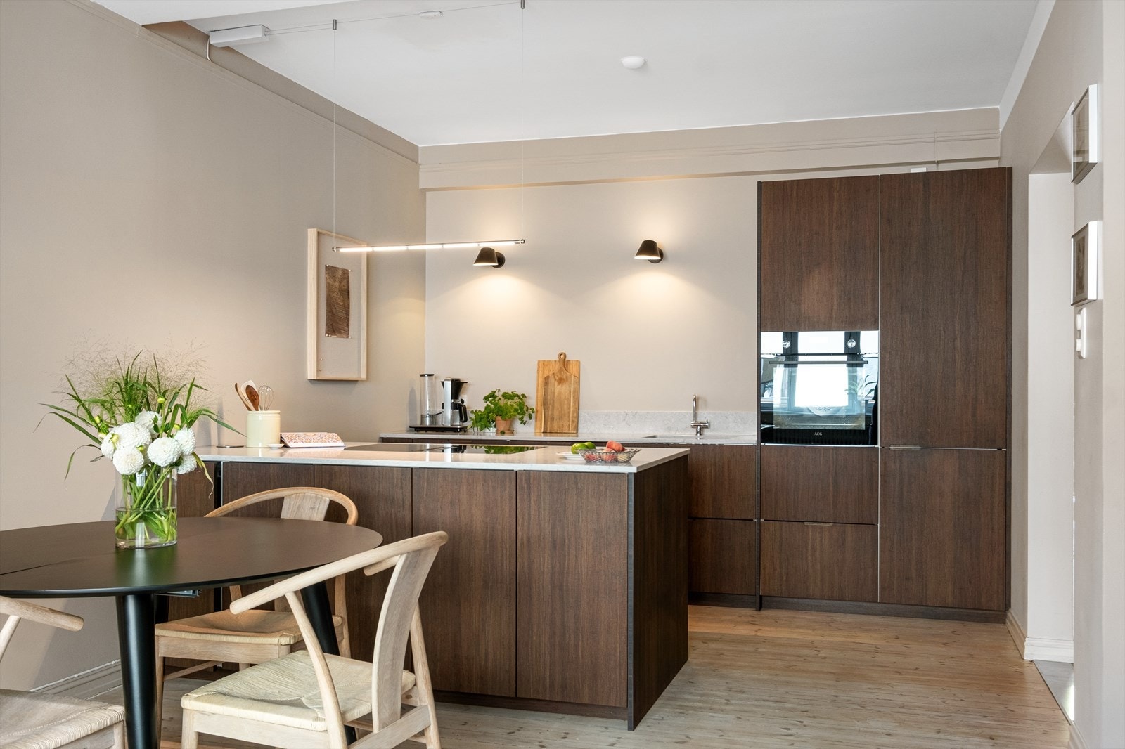 Tidløst og påkostet kvalitetskjøkken i bambus fra Ask og Eng. Galleribilde