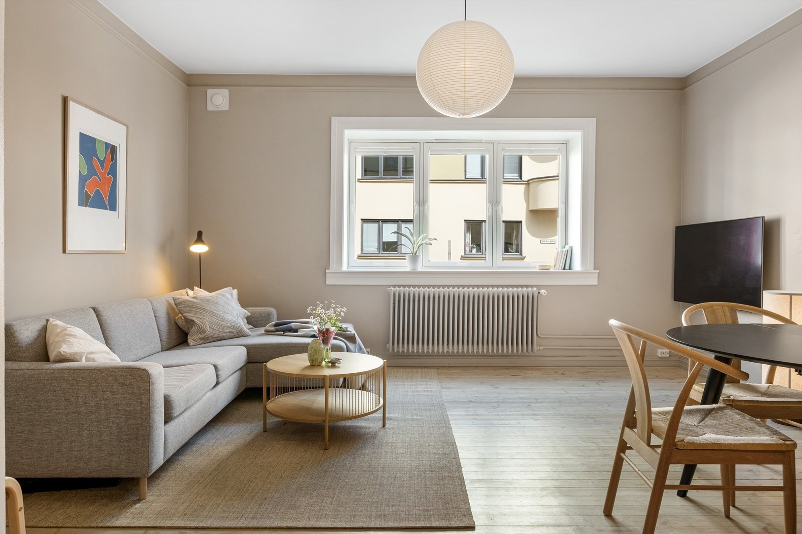 Lys og innbydende stue med store vindusflater som slipper inn rikelig med naturlig lys og gir en luftig romfølelse. Galleribilde