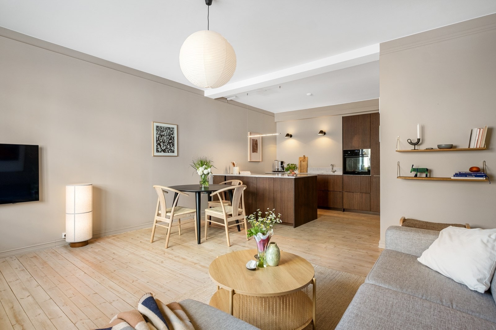 Planløsning og kjøkkenøy skaper en sosial atmosfære perfekt for middagsselskap Galleribilde