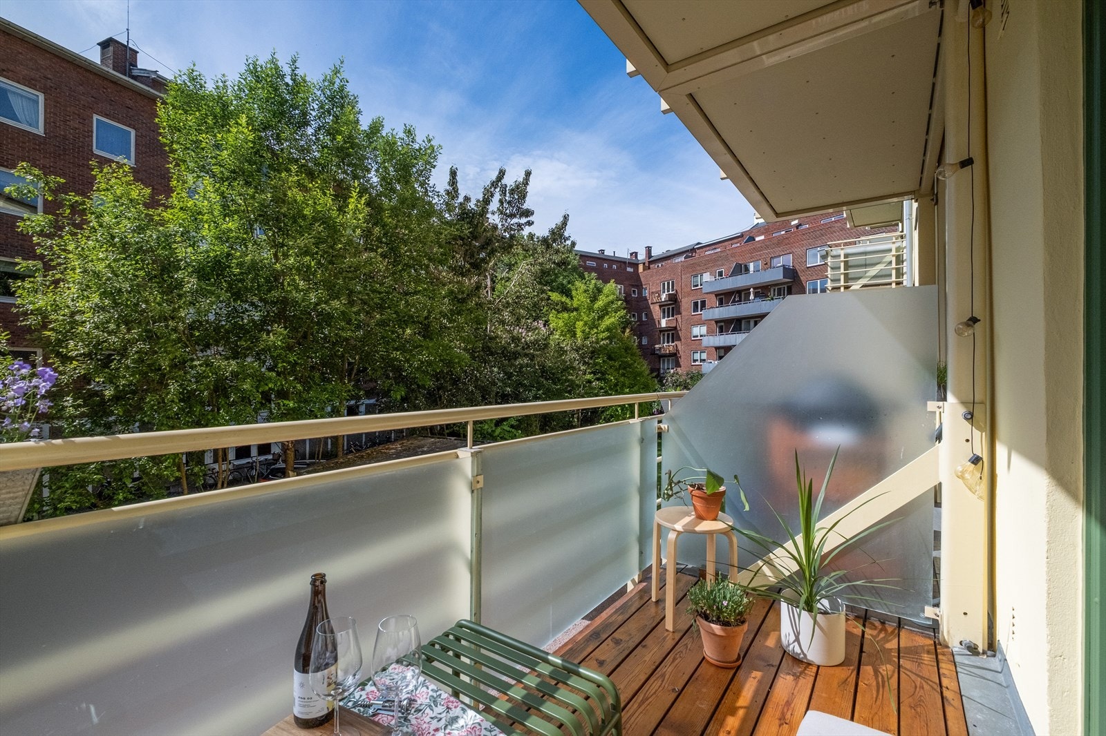 Behagelig balkong med plassbygd benk og plass til grill eller flere sitteplasser Galleribilde