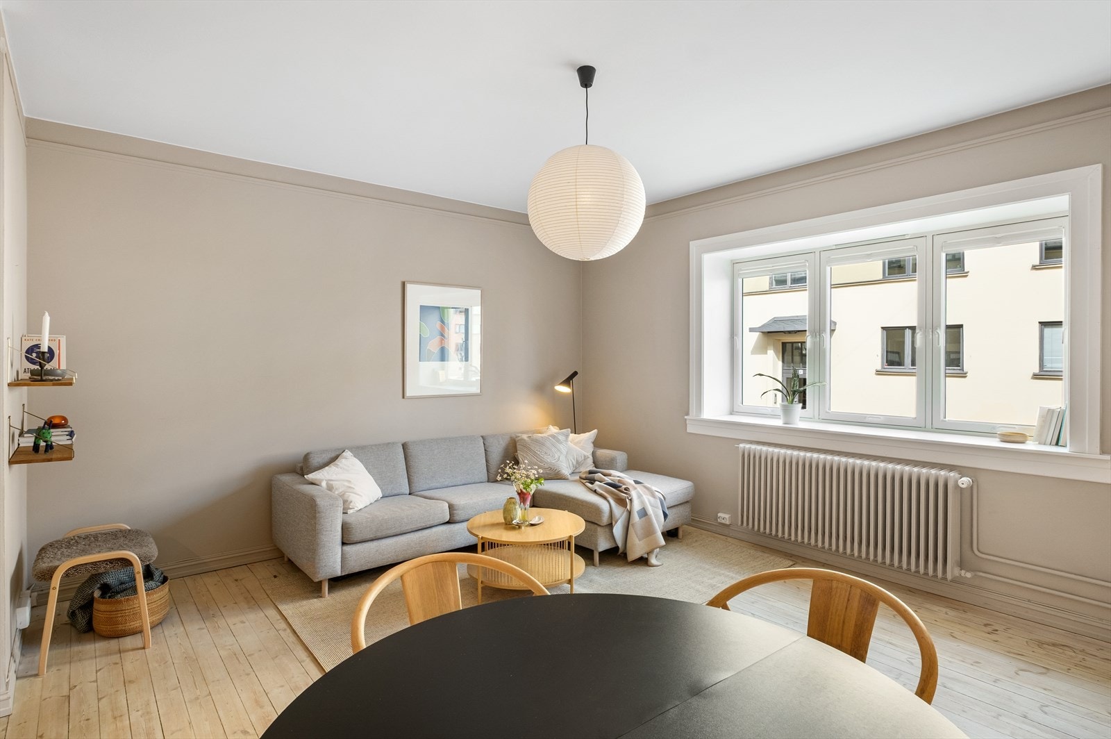 Stuen har godt med plass til både en komfortabel sofagruppe, TV-løsning og et romslig spisebord - perfekt for både hverdag og sosiale sammenkomster. Galleribilde