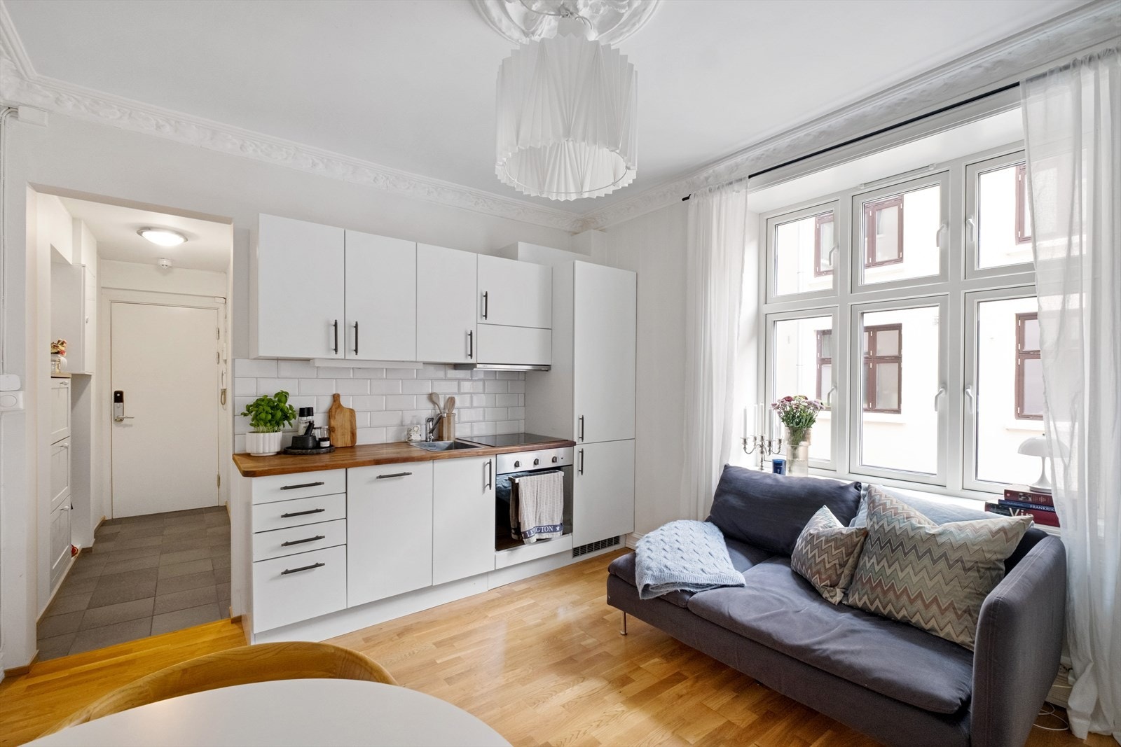 Kjøkkenet ligger i åpen løsning, som gir et sosialt og romslig preg. Galleribilde