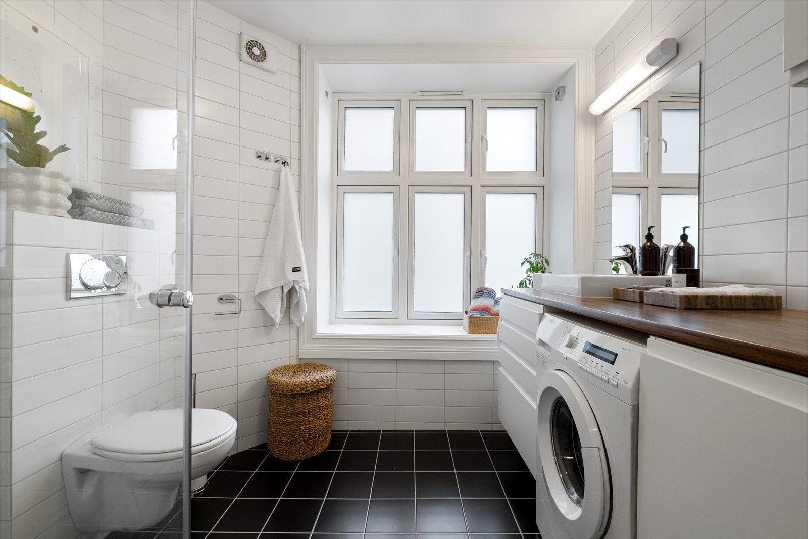 Leiligheten har et flislagt baderom som ble pusset opp i 2011 Galleribilde