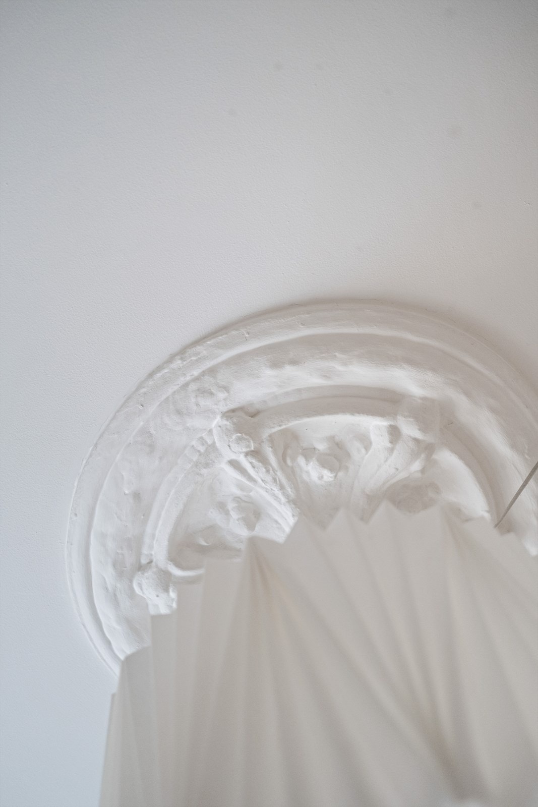 Her er det heltre gulv og stukkatur og rosett i himlingen. Galleribilde