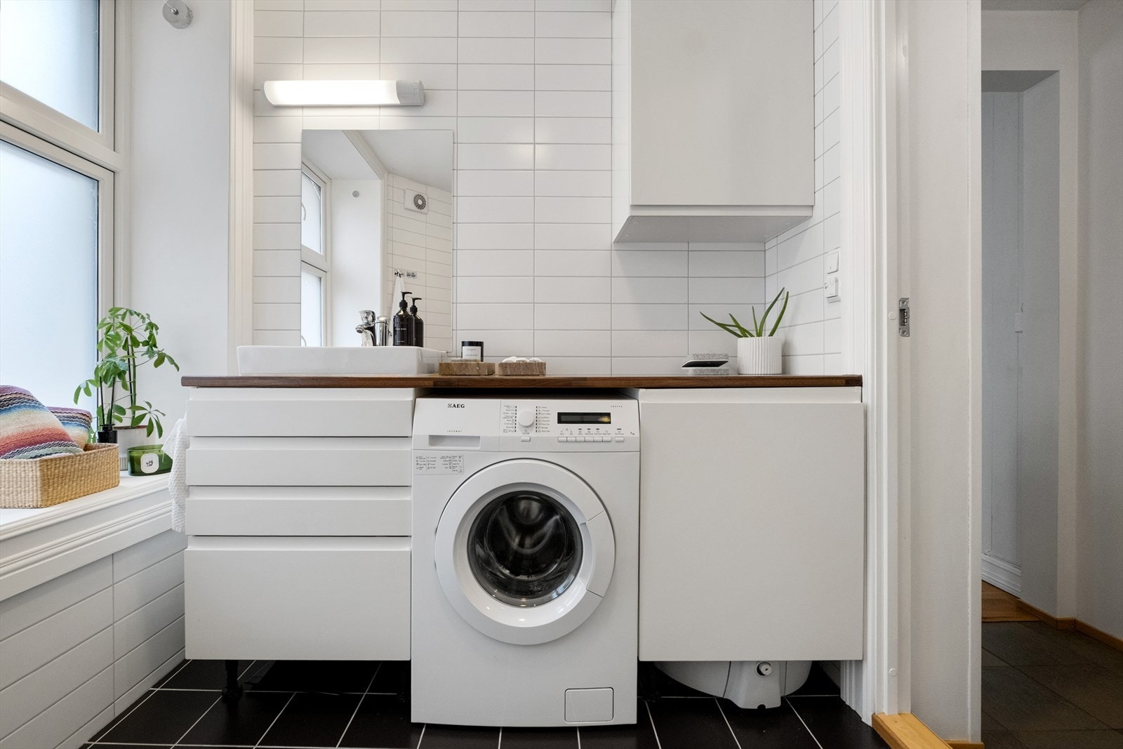 Himling med malte plater, vegger med fliser og gulv med fliser. Elektrisk gulvvarme. Galleribilde