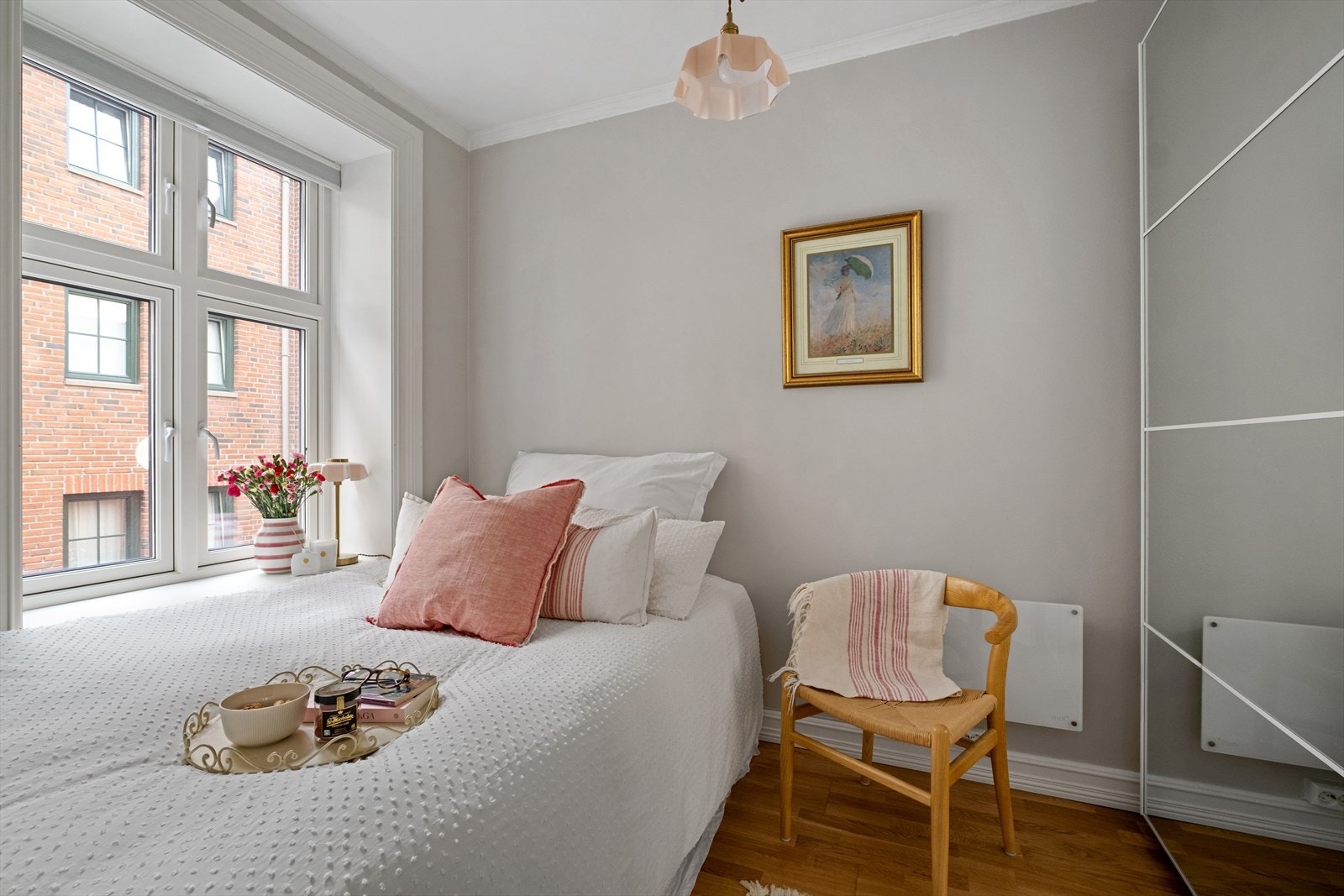 Soverommet er innredet med praktisk garderobeløsning og har plass til både dobbeltseng og tilhørende nattbord. Galleribilde