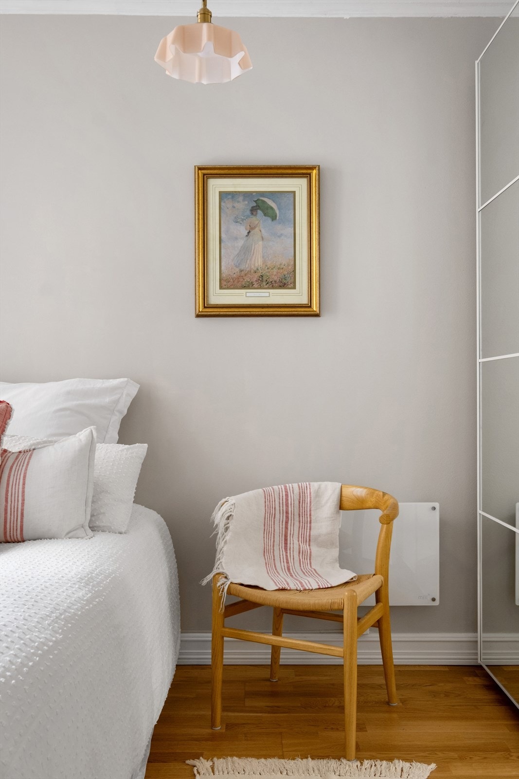 Leiligheten disponerer i tillegg en loftsbod med skråtak, med gulvareal på ca 6m². Galleribilde