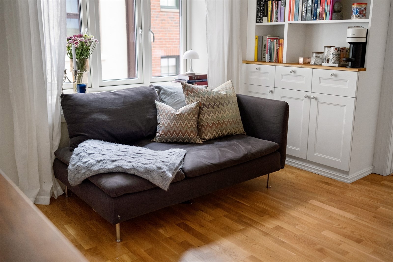 Her er det god plass til sofaseksjon med tilhørende møblement Galleribilde