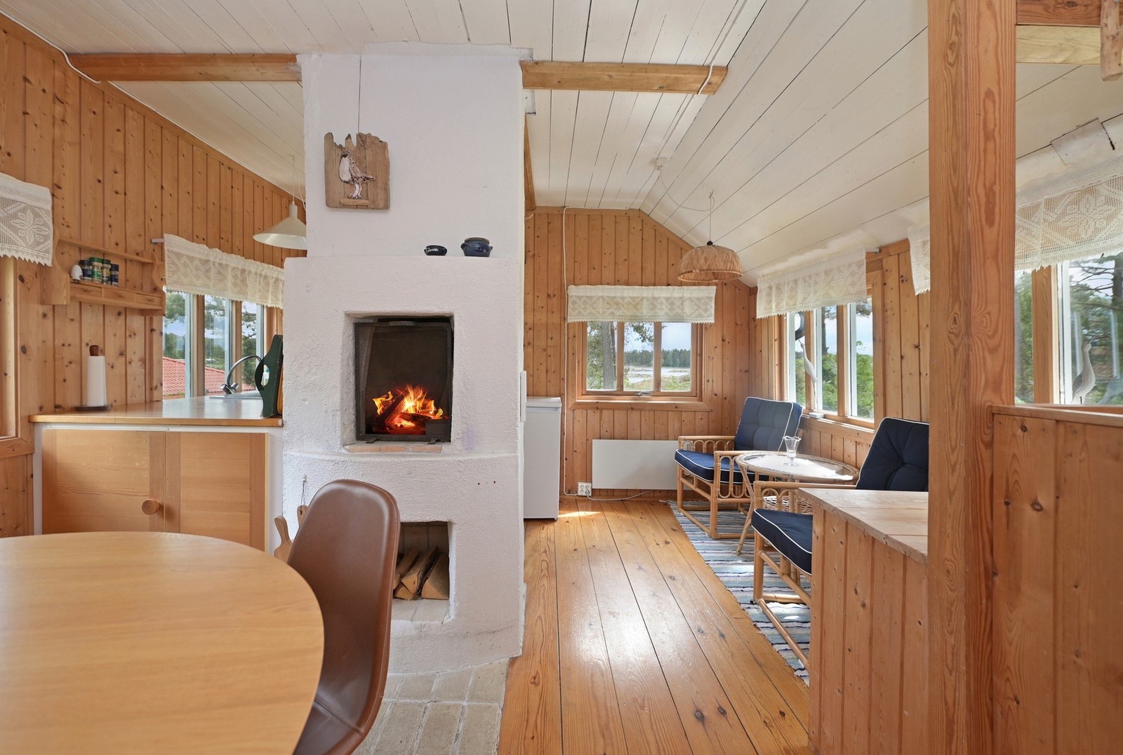 Det praktiske kjøkkenet har åpen løsning mot spisestuen. Galleribilde