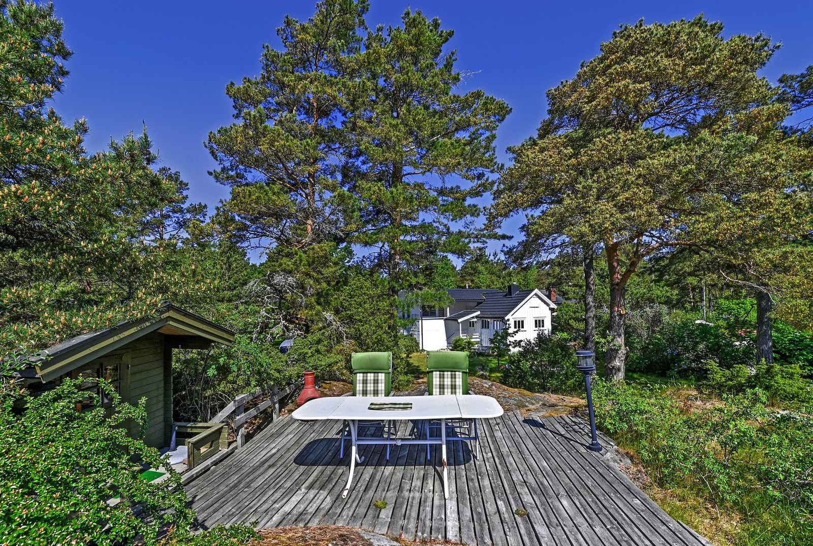 Man har utsikt mot skjærgården, og når man beveger seg ut til solplassen på den ytterste fjellknausen, åpner utsikten seg. Galleribilde