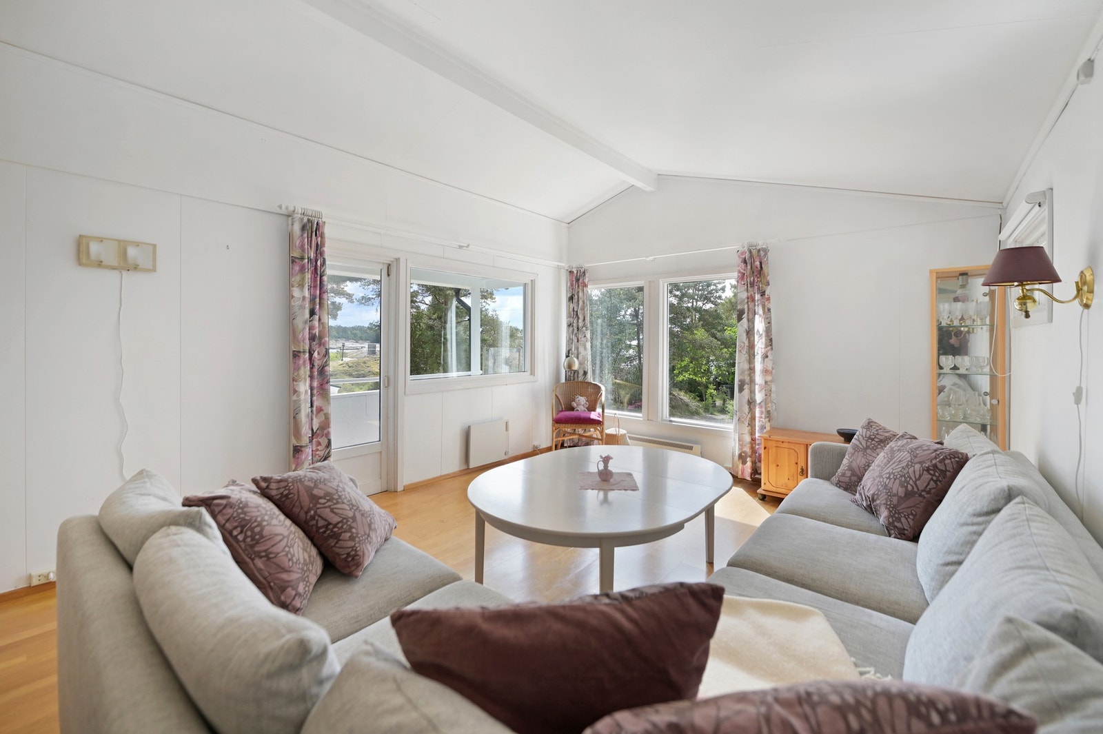 Stuen blir hyttas selvsagte samlingspunkt, med mange vindusflater, god takhøyde og tilknytning til kjøkkenet - samt utgang til to terrasser. Galleribilde