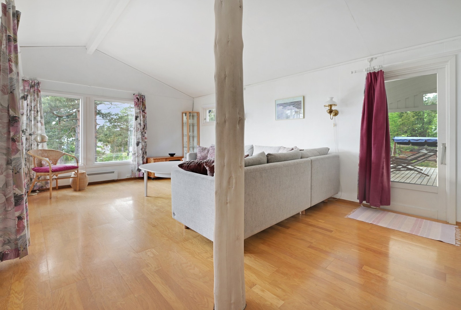 Planløsningen gjør det enkelt å møblere, og det er plass til sofagruppe med tilhørende møblement. Galleribilde