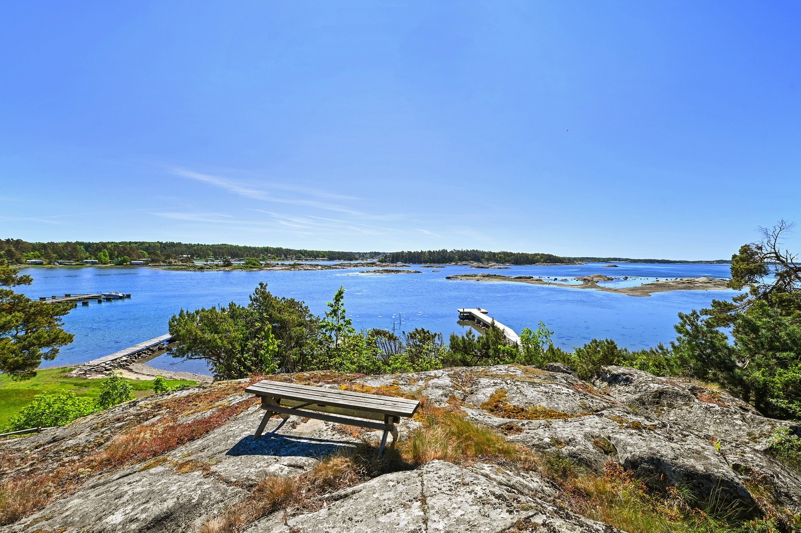 Eiendommen har 17 meter strandlinje, egen flytebrygge og båtplass. Galleribilde