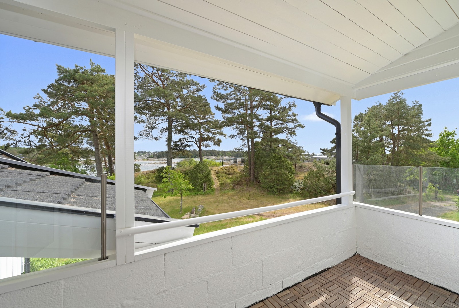 Store deler av sommerhalvåret står døren åpen, og terrassene fungerer som ekstra rom. Galleribilde