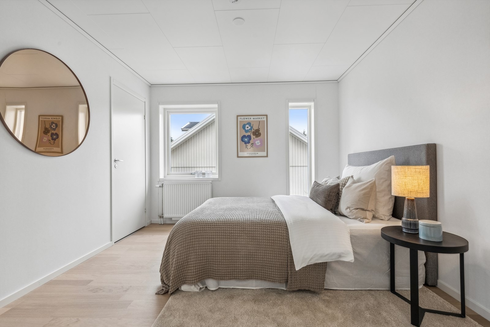 Soverom (1). Boligen har totalt fem soverom. Dette soverommet har direkte adkomst til egen garderobe og separat toalettrom. Galleribilde