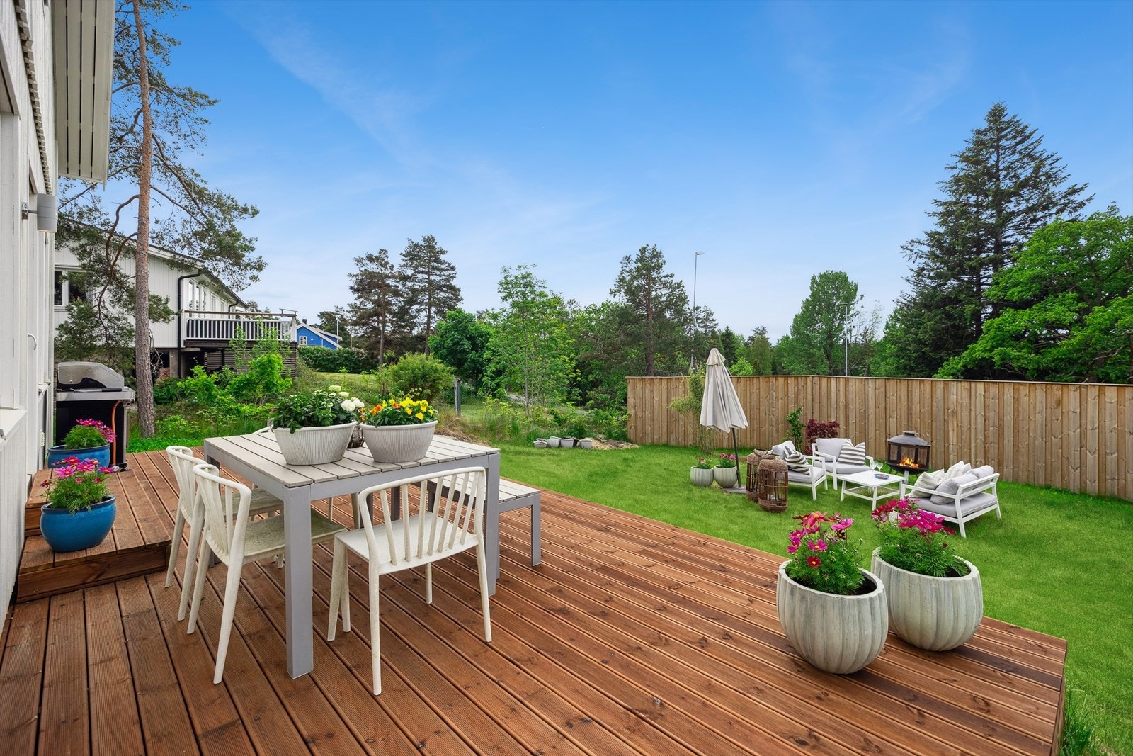 Stor vestvendt terrasse og hage med med sol til langt på kveld. Galleribilde
