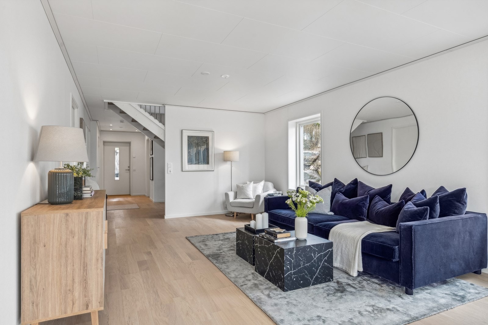 Stue med flere møbleringsmuligheter. Galleribilde